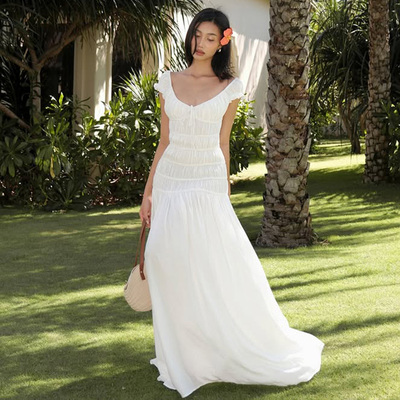 白色度假风V领褶皱一字肩连衣裙