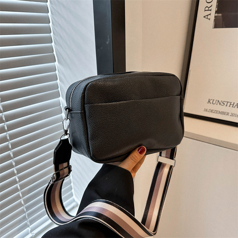 2025新款韩版包包女包复古宽肩带小方包百搭简约质感单肩斜挎小包,箱包皮具/热销女包/男包,小方包,淘宝优惠券,粉丝福利购,淘宝优惠卷