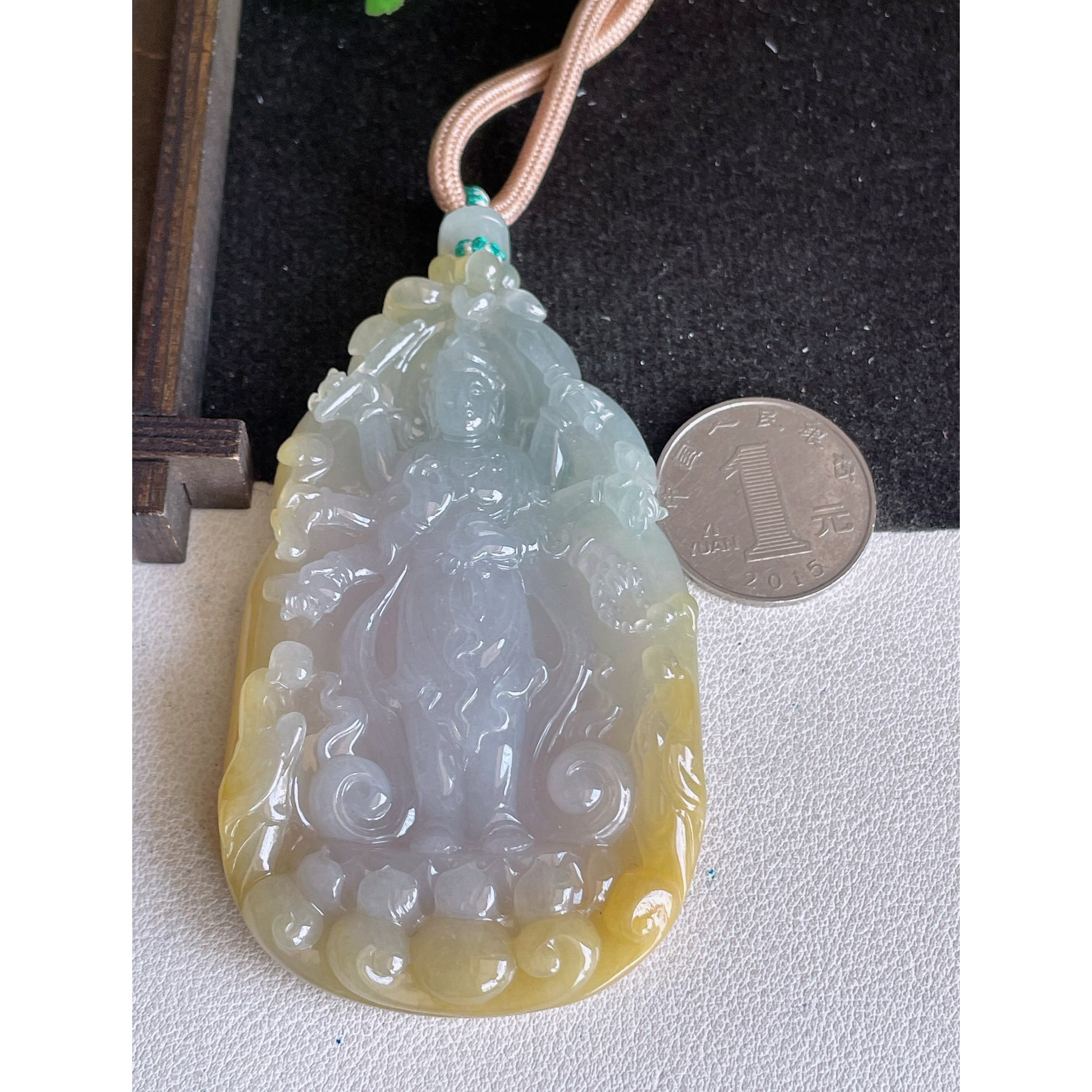 翡翠a货冰种飘黄翡千手观音吊坠，尺寸83.4-48.2-7.9，重量71.62g