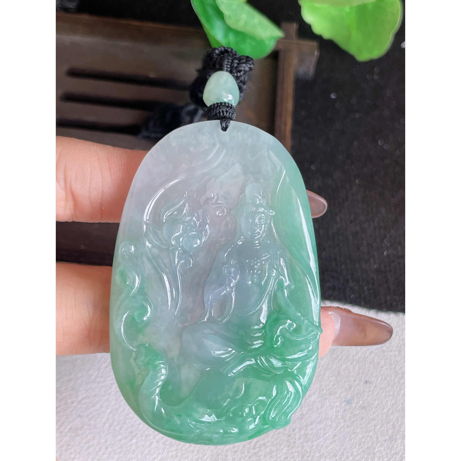 缅甸翡翠a货冰种飘绿普贤菩萨