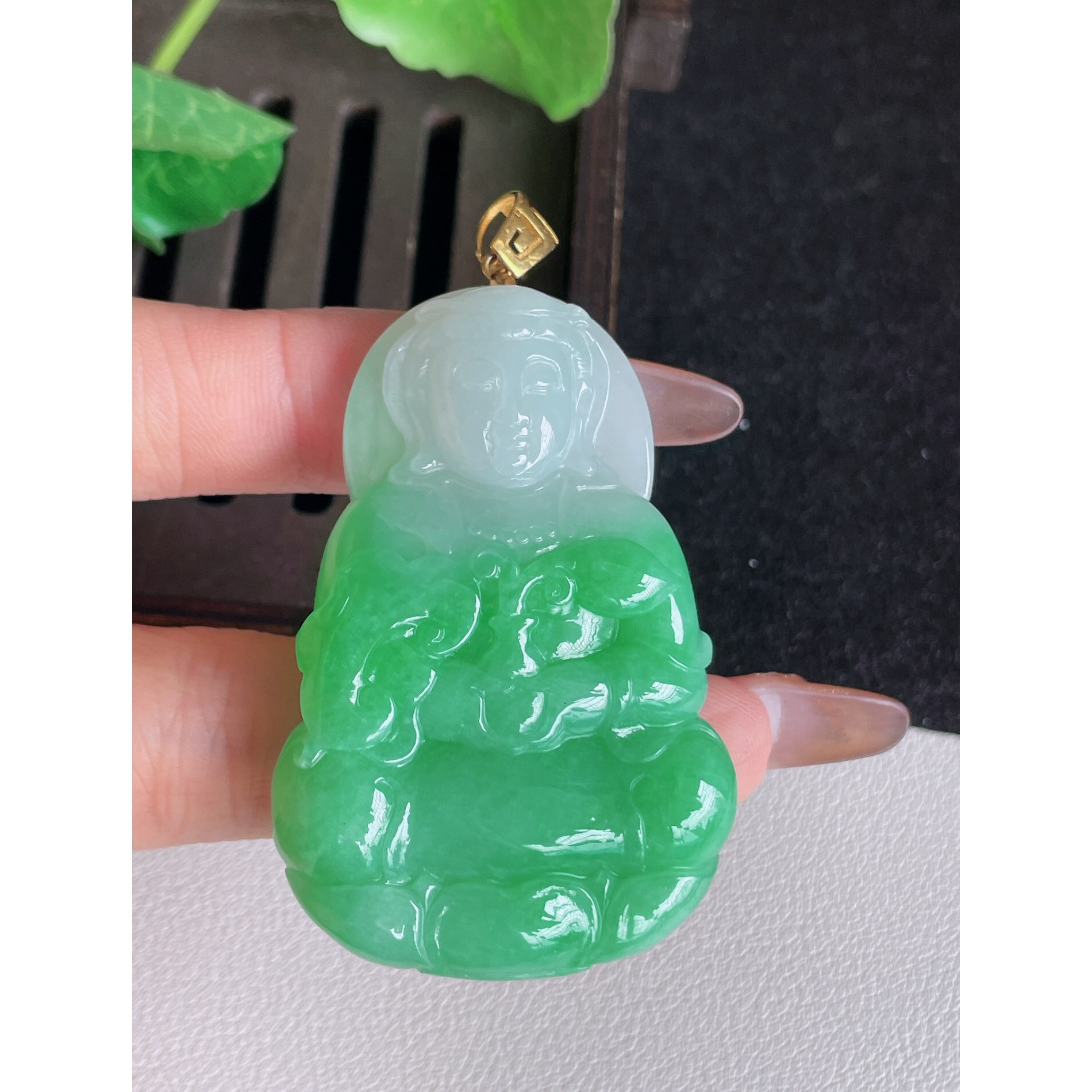 翡翠a货18K金飘绿观音菩萨吊坠，尺寸53.9-36.1-8.6，重量:32.91g
