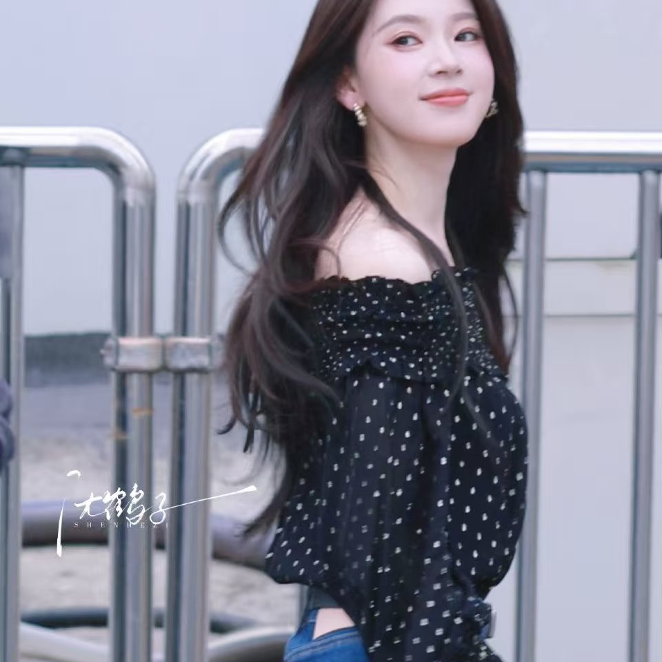 波点一字肩衬衫收腰木耳边衬衣女