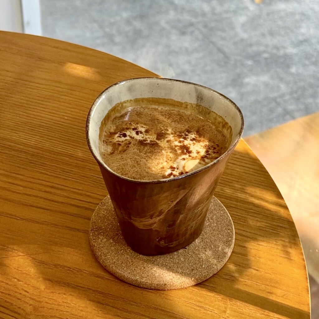 y咖啡杯手握陶瓷杯拿铁杯三角杯