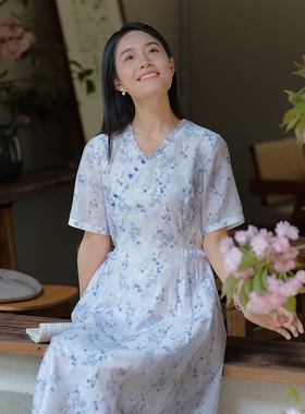 纻衣蓝色碎花V领短袖连衣裙女2026夏季新品荷叶边温婉气质中长裙