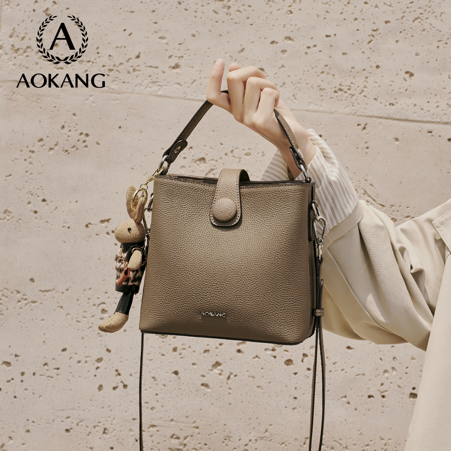 奥康水桶包2025新款手提菜篮子包大容量真皮斜挎包2026女式单肩包