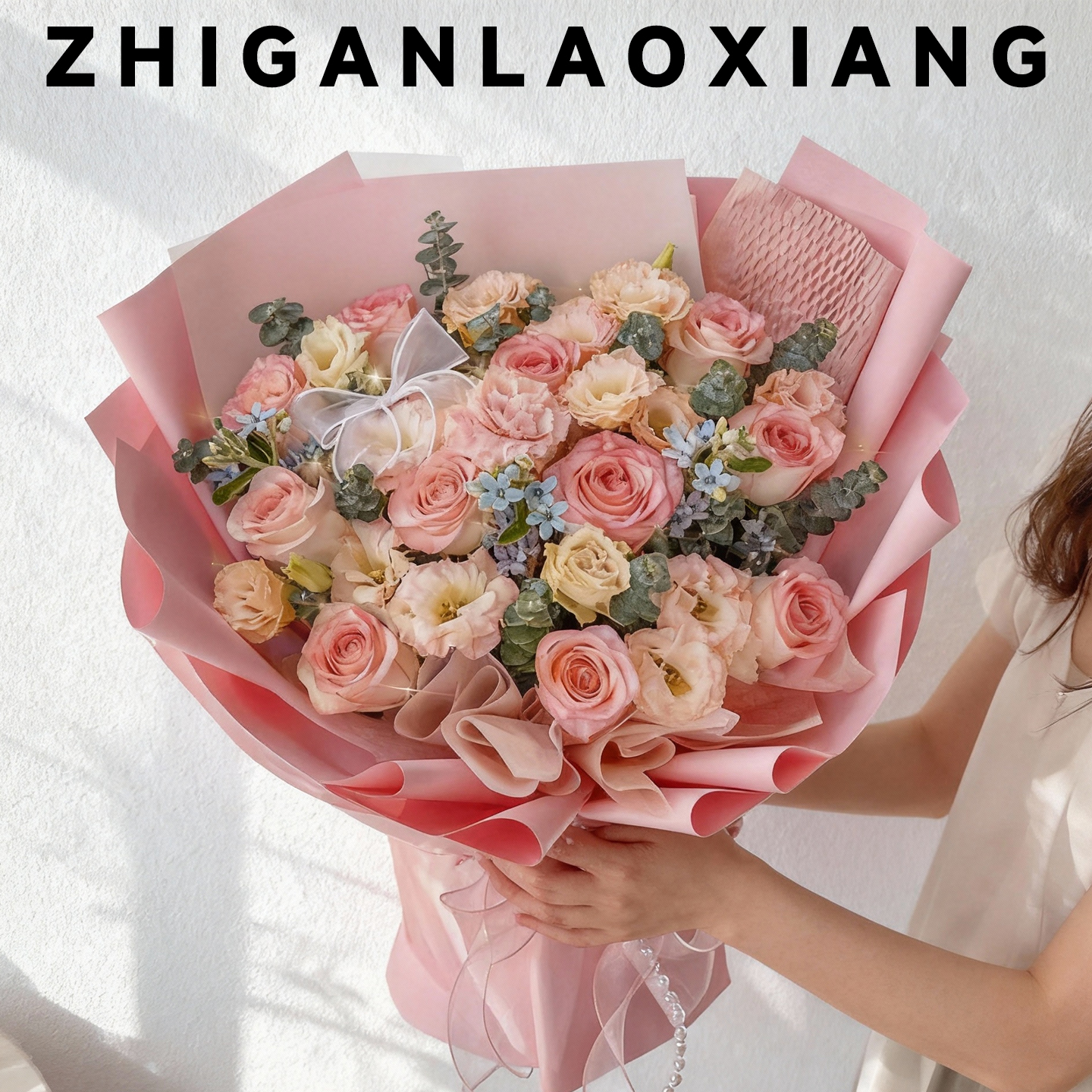 手捧鲜花紫色玫瑰花束女友过生日高级感全国附近花店同城速递配送