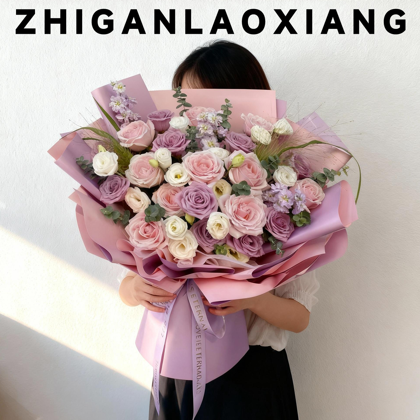 手捧鲜花紫色玫瑰花束女友过生日高级感全国附近花店同城速递配送