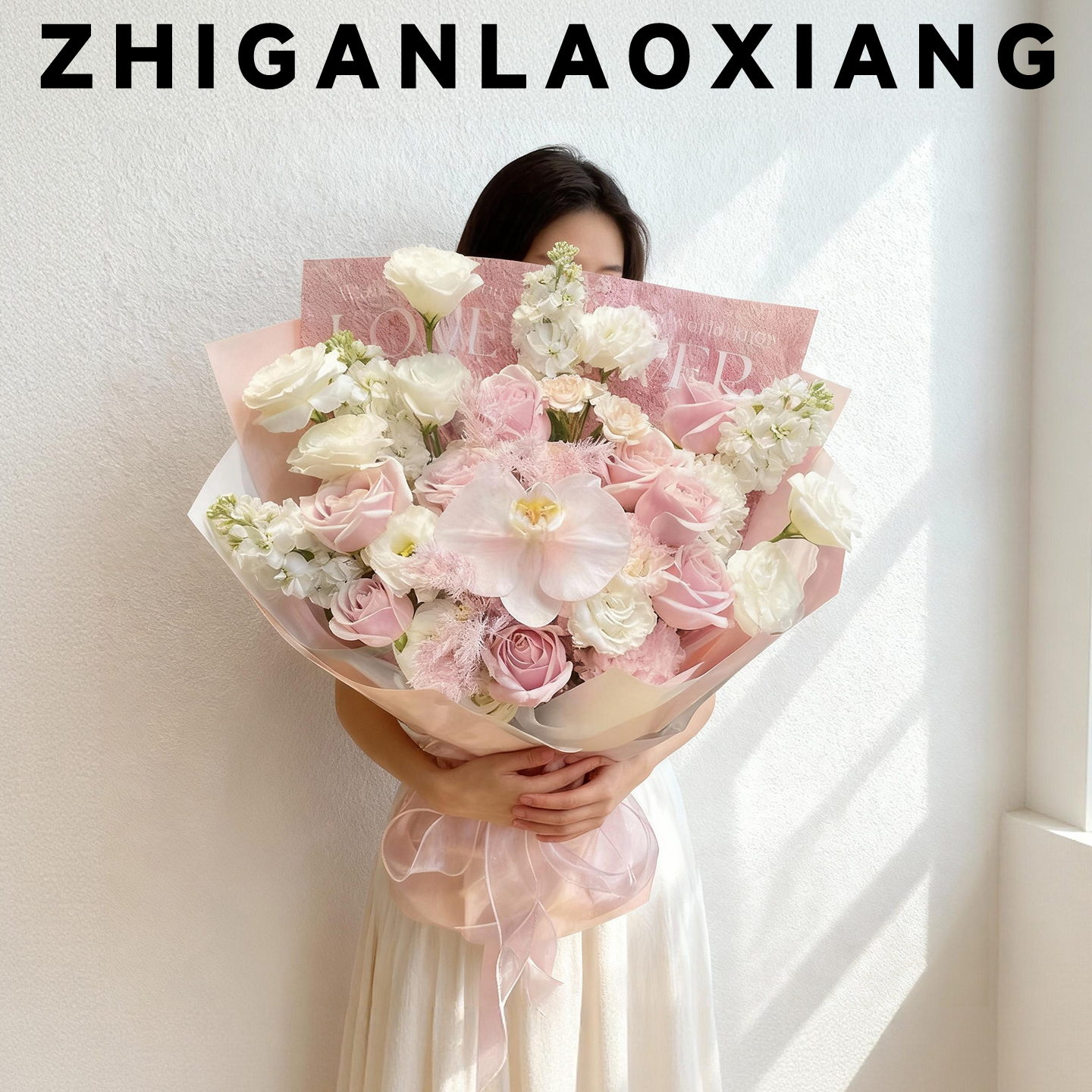 手捧鲜花紫色玫瑰花束女友过生日高级感全国附近花店同城速递配送