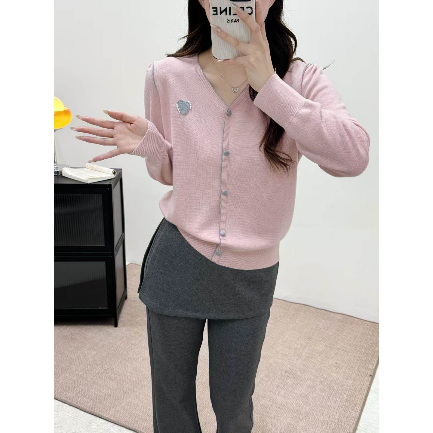 撞色V领钉珠爱心植绒羊毛针织衫女春秋新款洋气减龄泡泡长袖上衣
