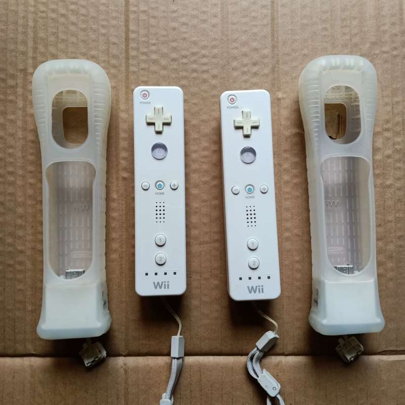 可维修wii 原装手柄 直柄 功能正常。带两个加速器， 成色一般。