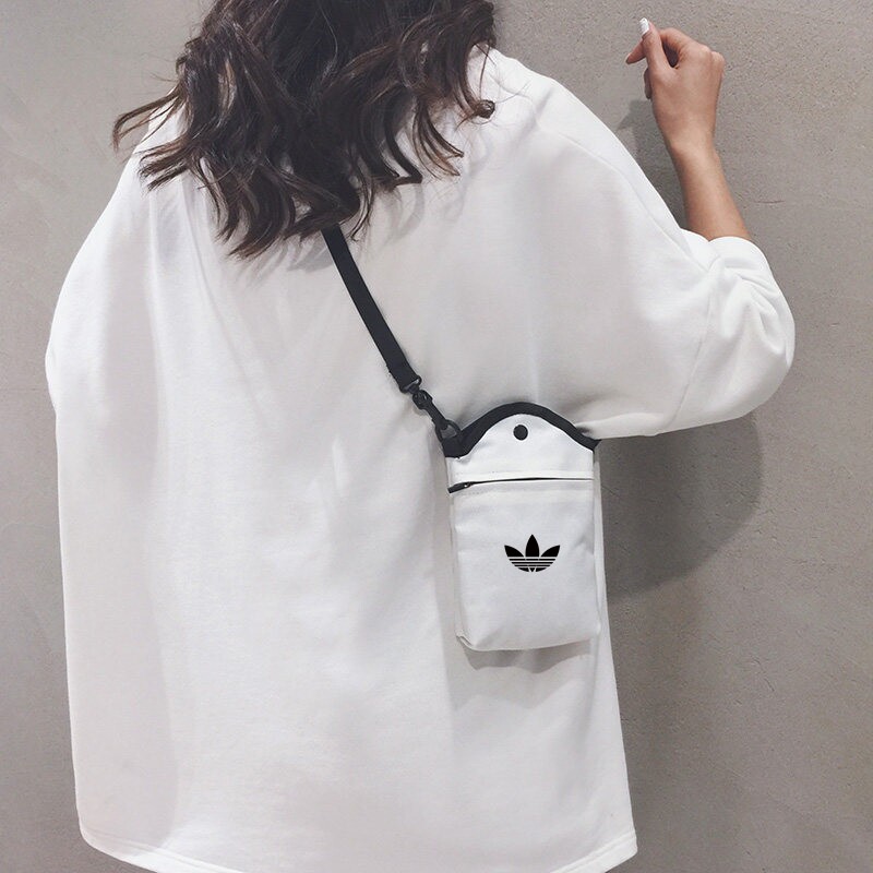 品牌正品简约风胸包女白图片