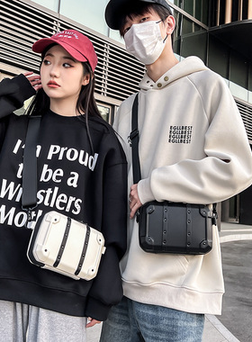 2023新款个性铆钉盒子包男士简约潮酷白色小方包时尚女单肩斜挎包