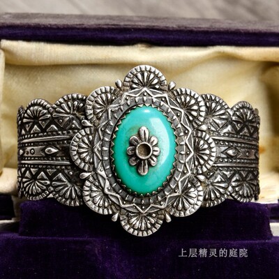 SOLD上层精灵的庭院 Navajo设计师宽版925银满雕绿松石手镯78克