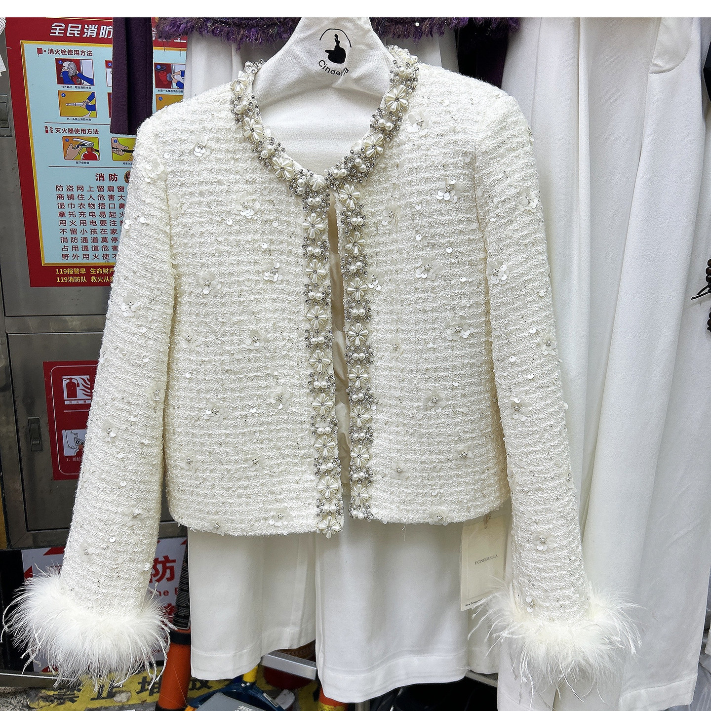 白色加厚羽绒小香风外套女2025新款冬季重工亮片钉钻羽毛短款上衣,女装/女士精品,短外套,淘宝优惠券,粉丝福利购,淘宝优惠卷