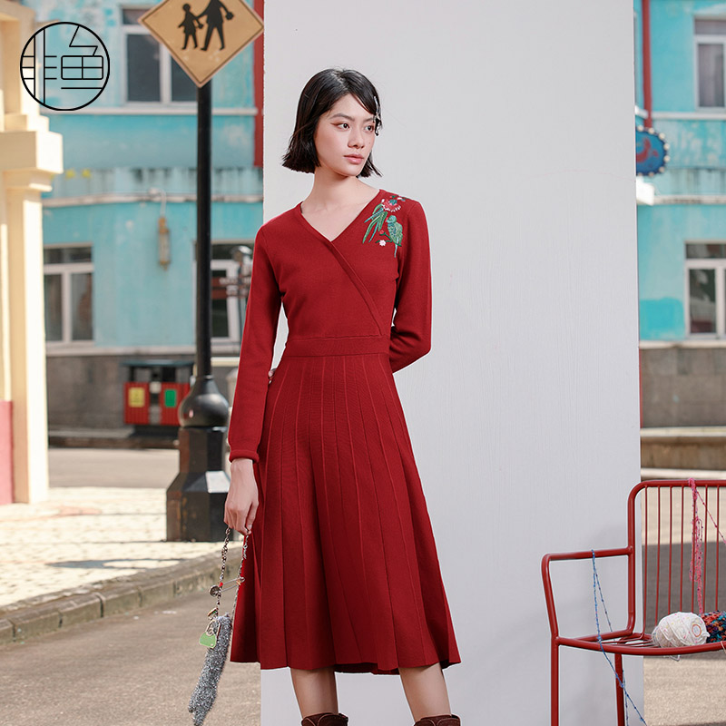 非鱼V领针织连衣裙2023秋冬新款收腰显瘦长款毛衫裙刺绣女打底裙