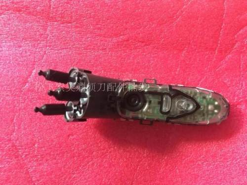 机器必须原装正品充电器必须15V ，如果确定不了可以拆开机器拍个电路板照片我们帮你鉴定一下