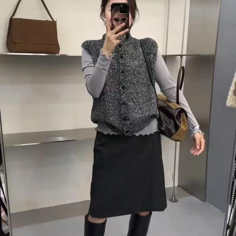 IU ROOM-冬上新韩系复古立领单排扣针织马甲3857