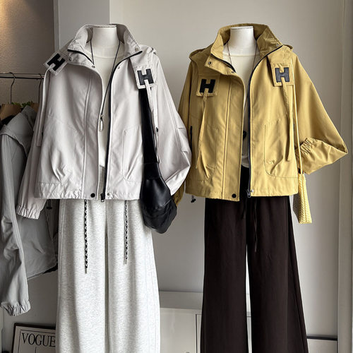 比正]2026秋冬新款韩系连帽H标装饰冲锋衣女宽松休闲防风外套7703