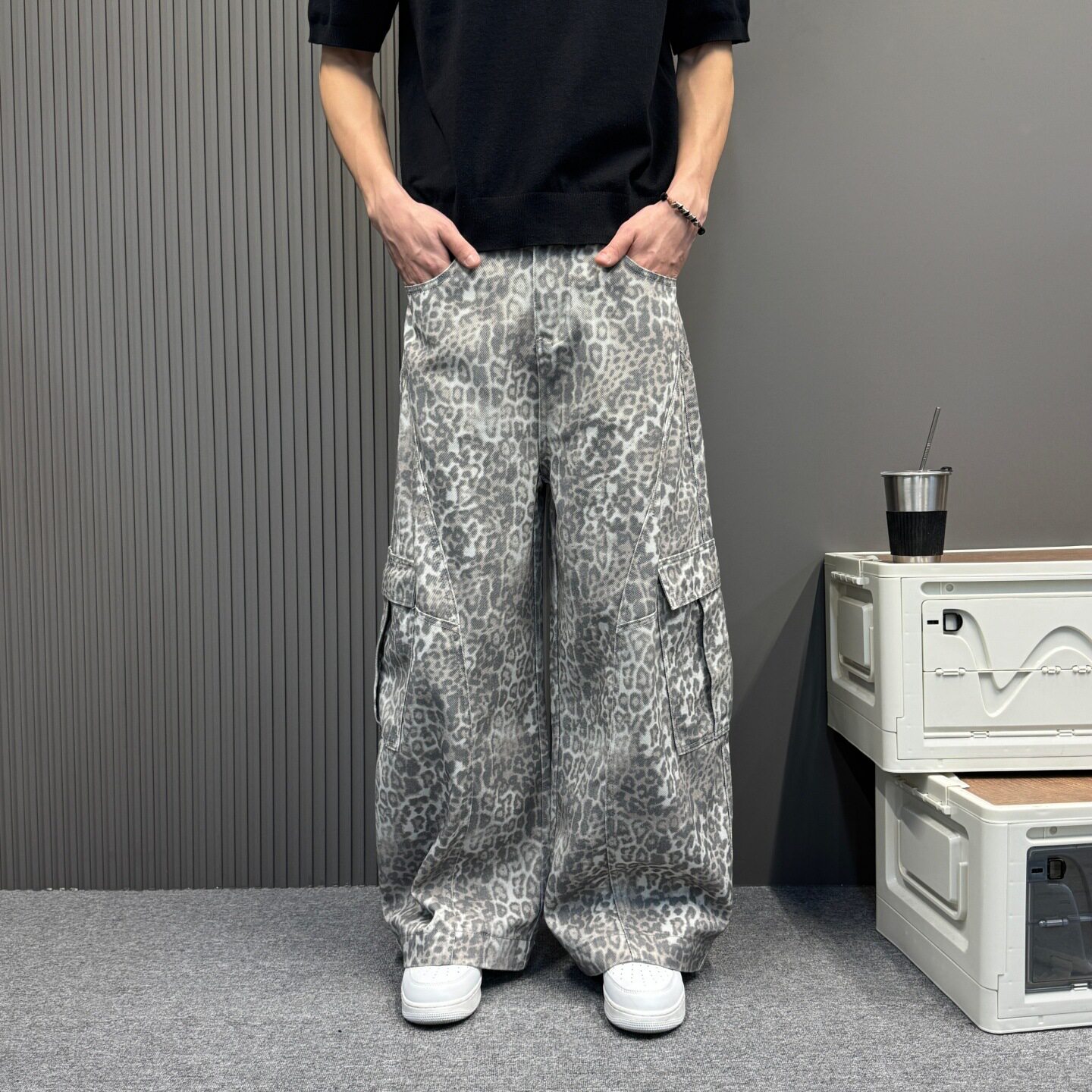 新款春季复古豹纹牛仔裤男2026年水洗做旧宽松直筒阔腿休闲弯刀裤