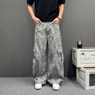 新款春季复古豹纹牛仔裤男2026年水洗做旧宽松直筒阔腿休闲弯刀裤