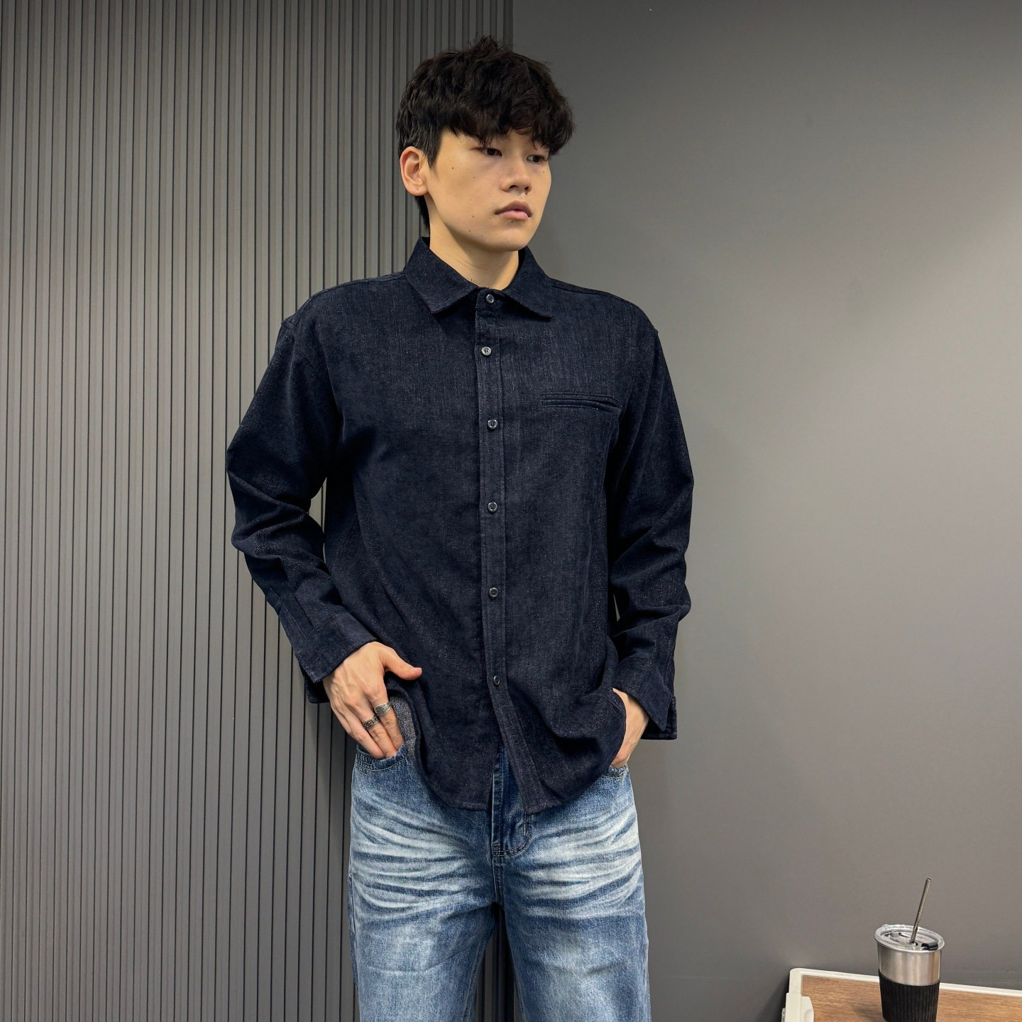 港风男式牛仔蓝衬衫细灯条灯芯绒长袖干净利落简约设计感衬衣男装
