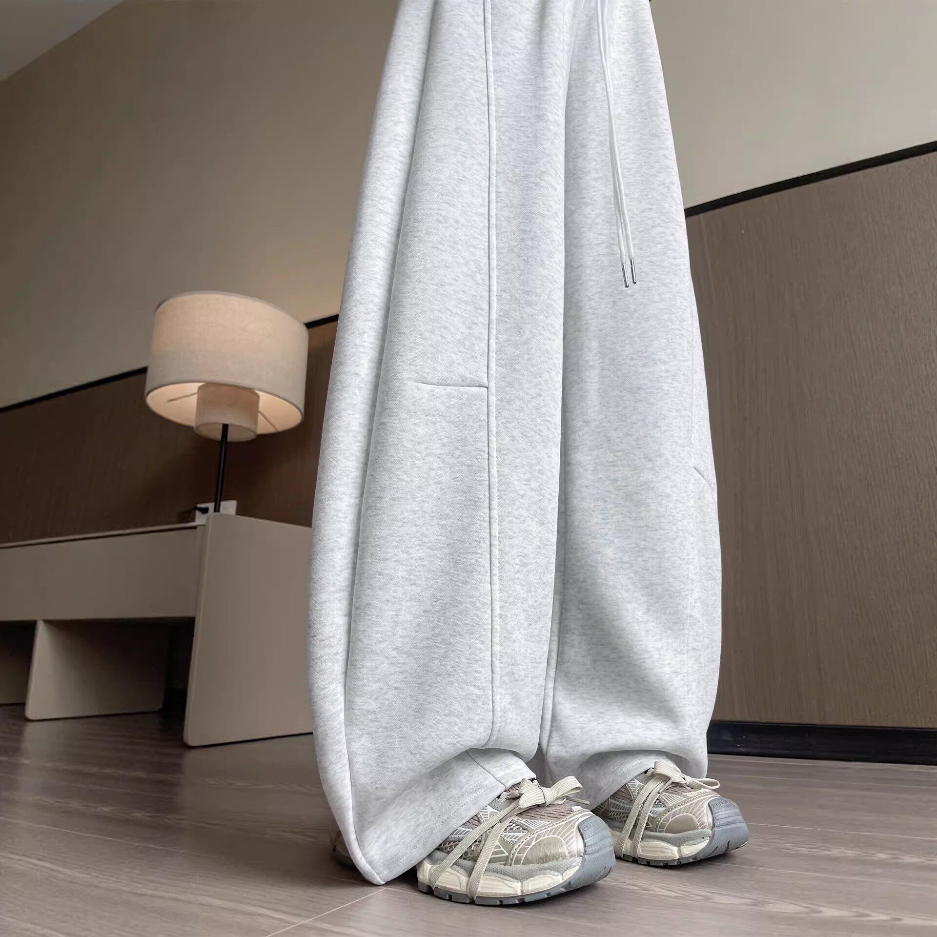 灰色运动裤女款2026新款春秋大码胖mm宽松阔腿休闲香蕉弯刀卫裤子