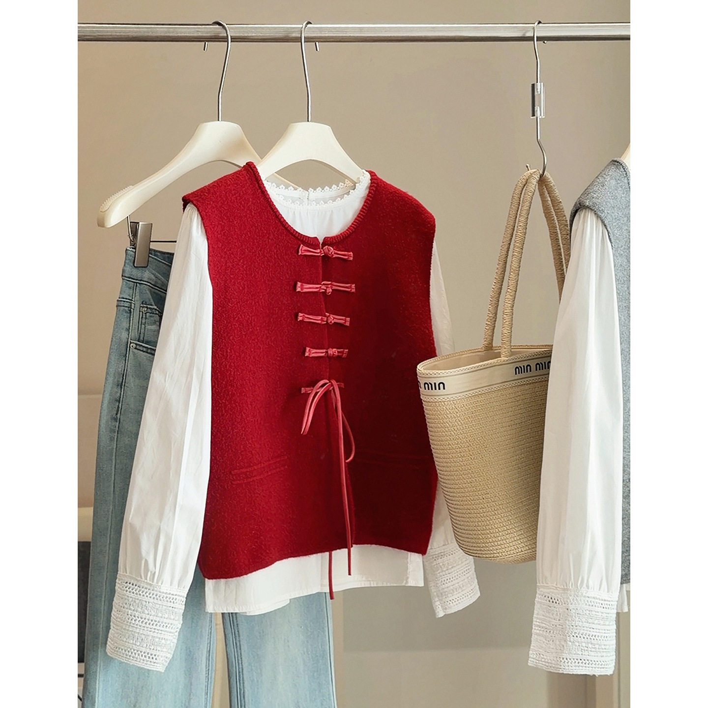 春秋季新中式国风盘扣针织马甲背心坎肩叠穿白色内搭衬衫两件套女
