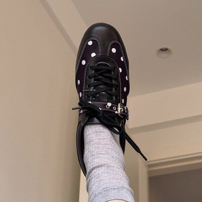 运动风~复古暗黑系带波点德训鞋女2026年新款皮带扣车缝线小皮鞋