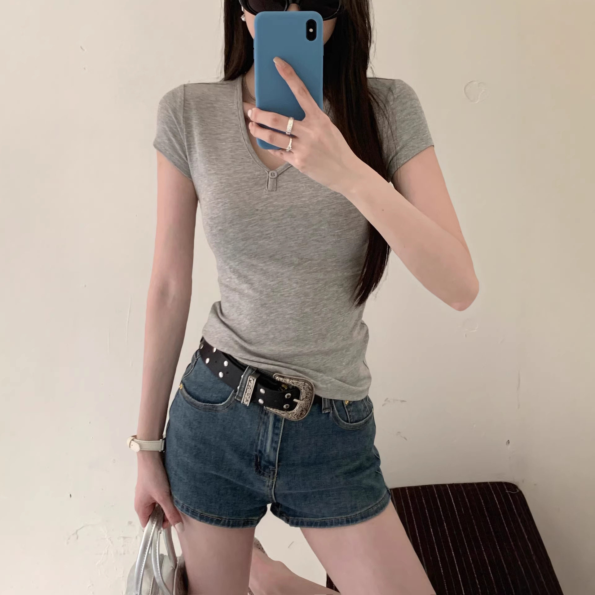 实拍v领正肩短袖T恤女夏2026新款修身显瘦设计感纽扣美式辣妹上衣