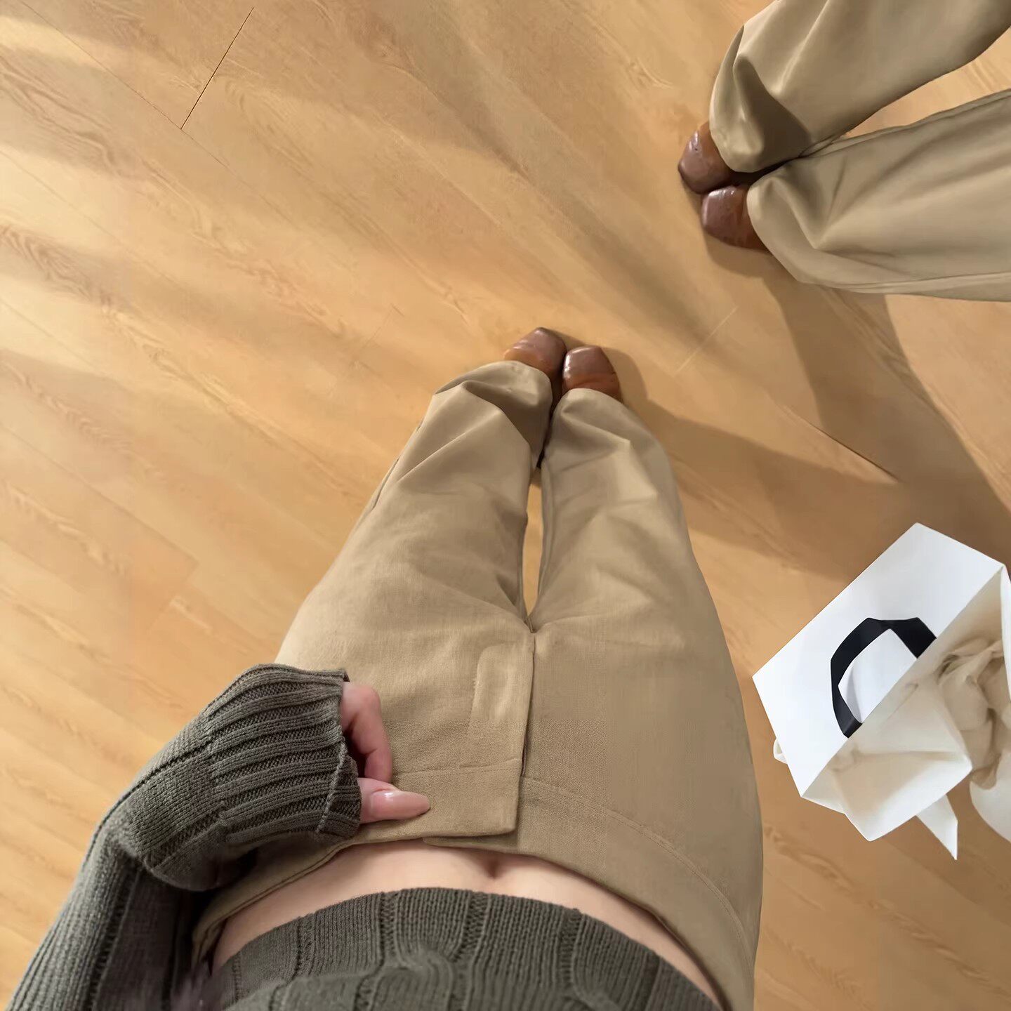 卡其色西装裤女裤2026新款春夏高级感垂感老钱风直筒休闲阔腿裤子