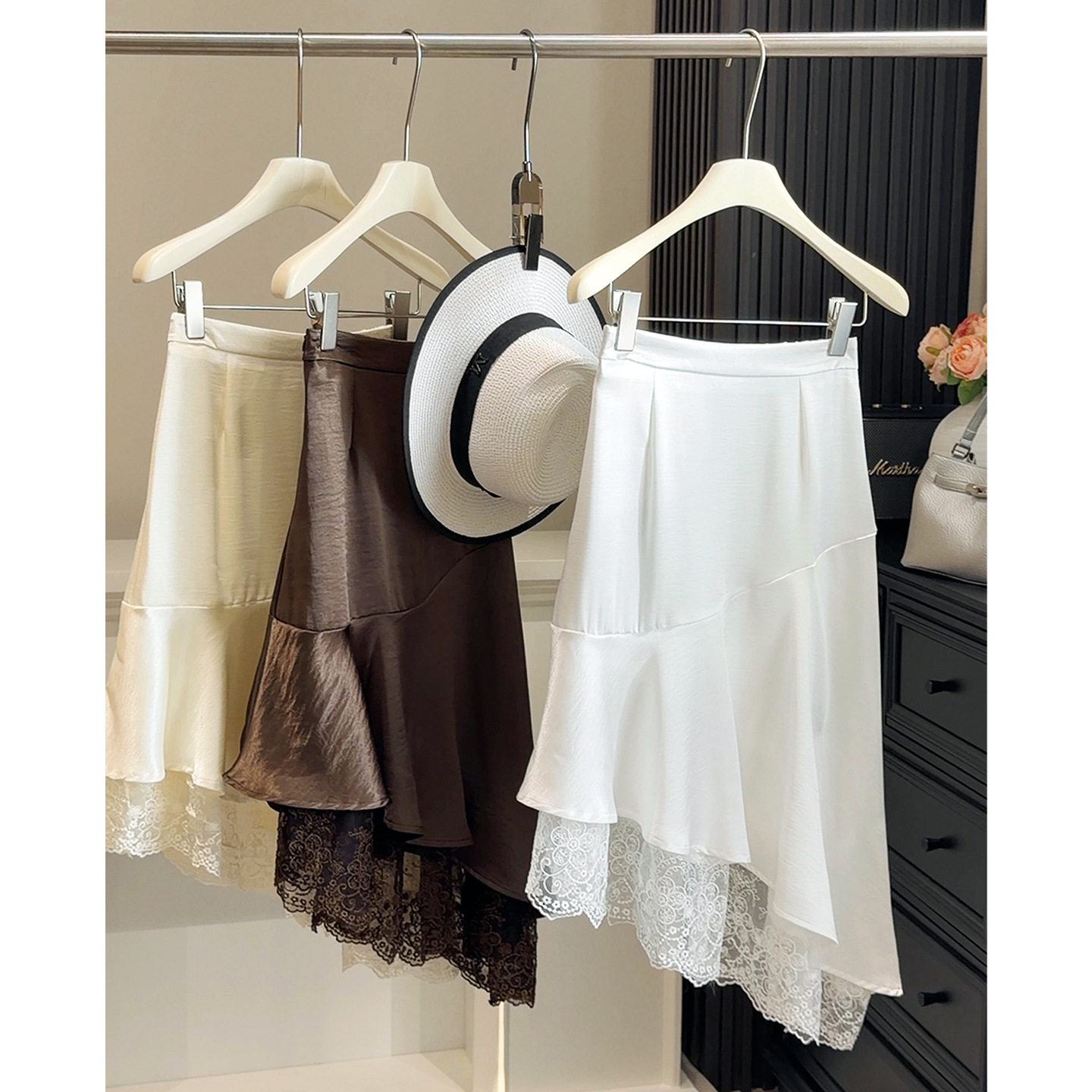 缎面光感不规则下摆半身裙女2026春夏新款气质蕾丝拼接花边中裙子