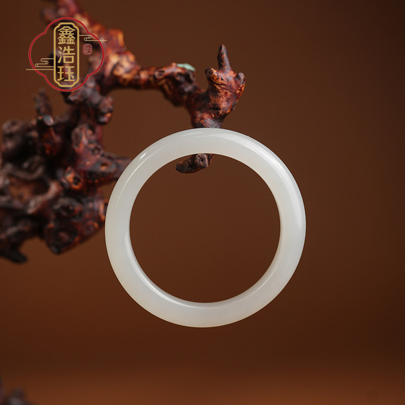 鑫浩矿业天然和田玉烟白玉手镯女款高品质温润圆条镯子正品带证书