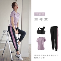 Футболка, сиреневые штаны, бюстгалтер