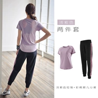 Футболка, сиреневые штаны