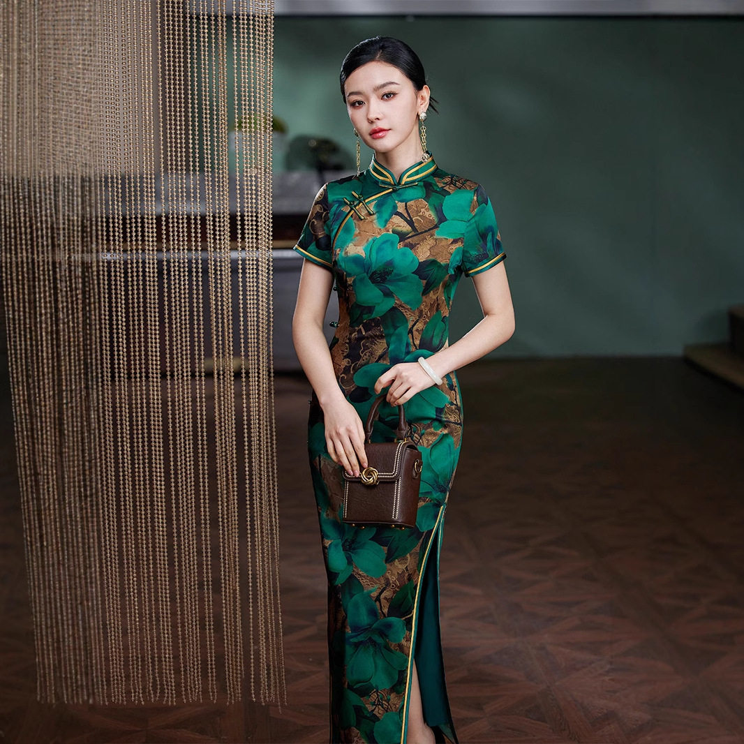 桑蚕丝真丝旗袍女夏季绿色高奢感2025气质走秀长款改良复古新中式