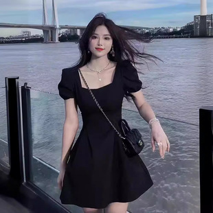 赫本风小黑裙女夏季新款法式复古方领中长款黑色泡泡袖连衣裙中裙