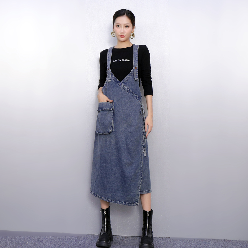 设计感2025秋新款女牛仔背带裙宽松开叉吊带裙宽松休闲连衣长裙