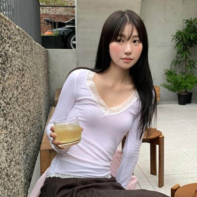 韩国代购直邮2026秋Flily蕾丝V领长袖T恤女修身显瘦百搭打底衫