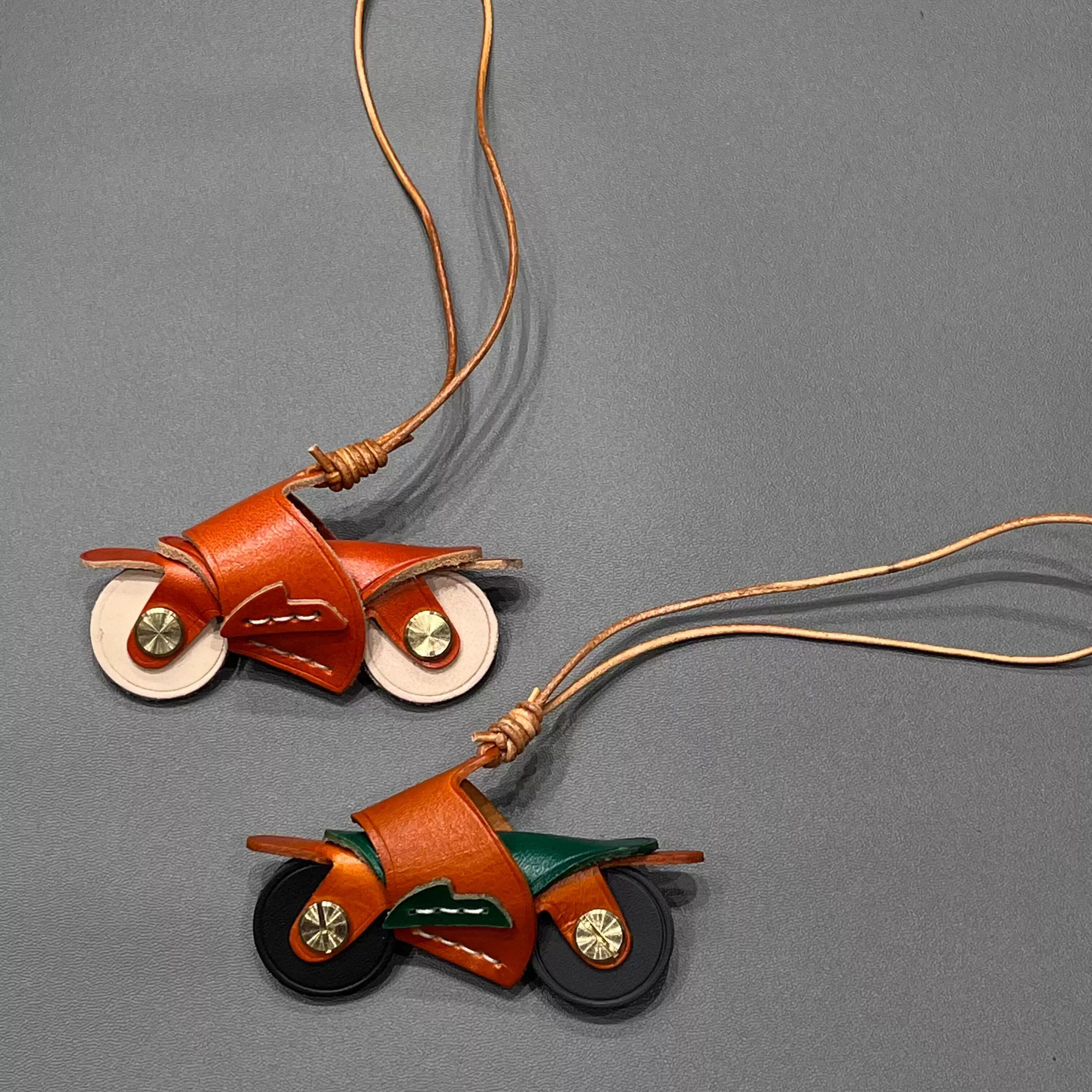 「飞驰人生」手工皮质摩托挂件 机车风牛皮钥匙扣包挂 潮酷小礼物