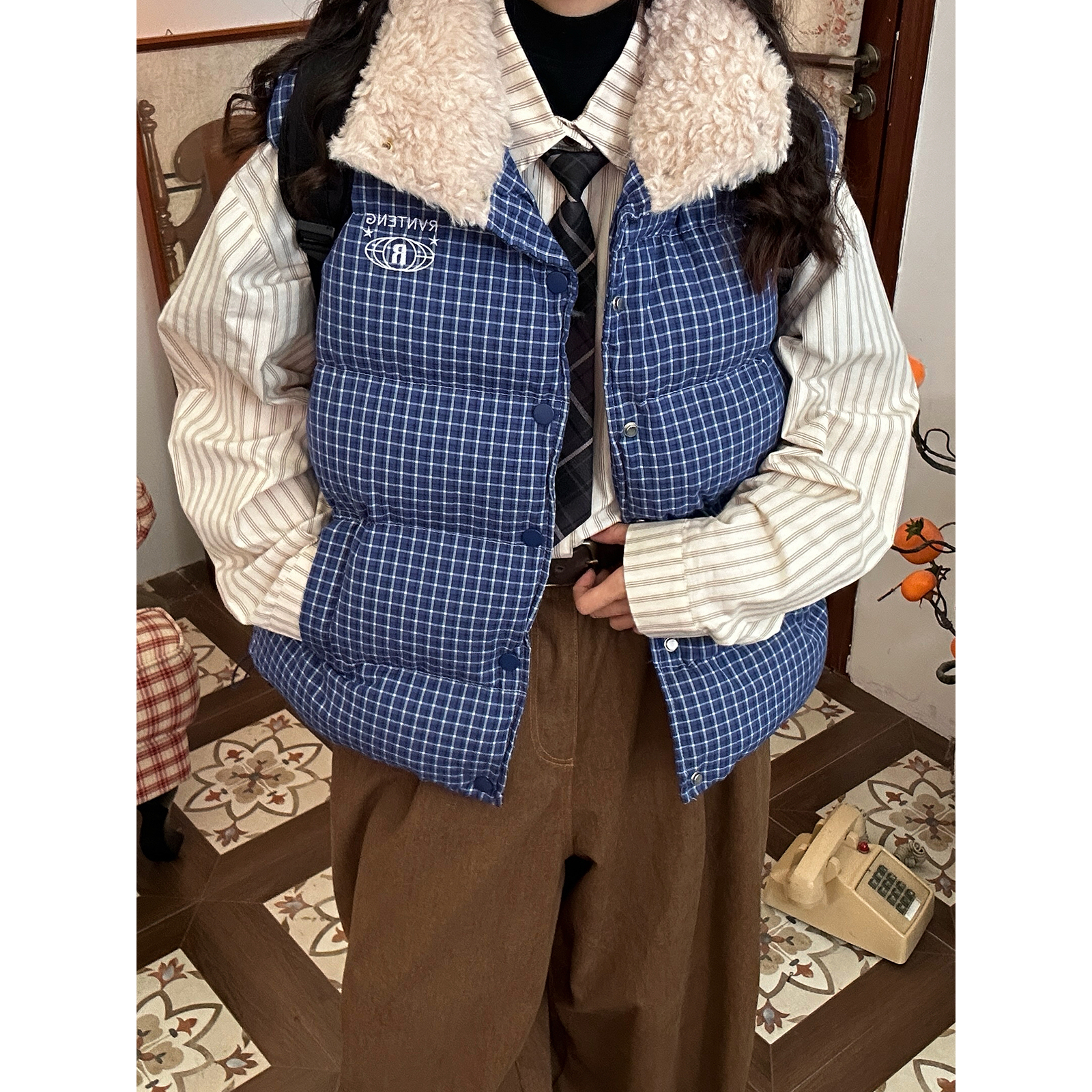 C2自制/复古格子毛绒翻领马甲男女无袖保暖叠穿夹棉外套秋冬新款