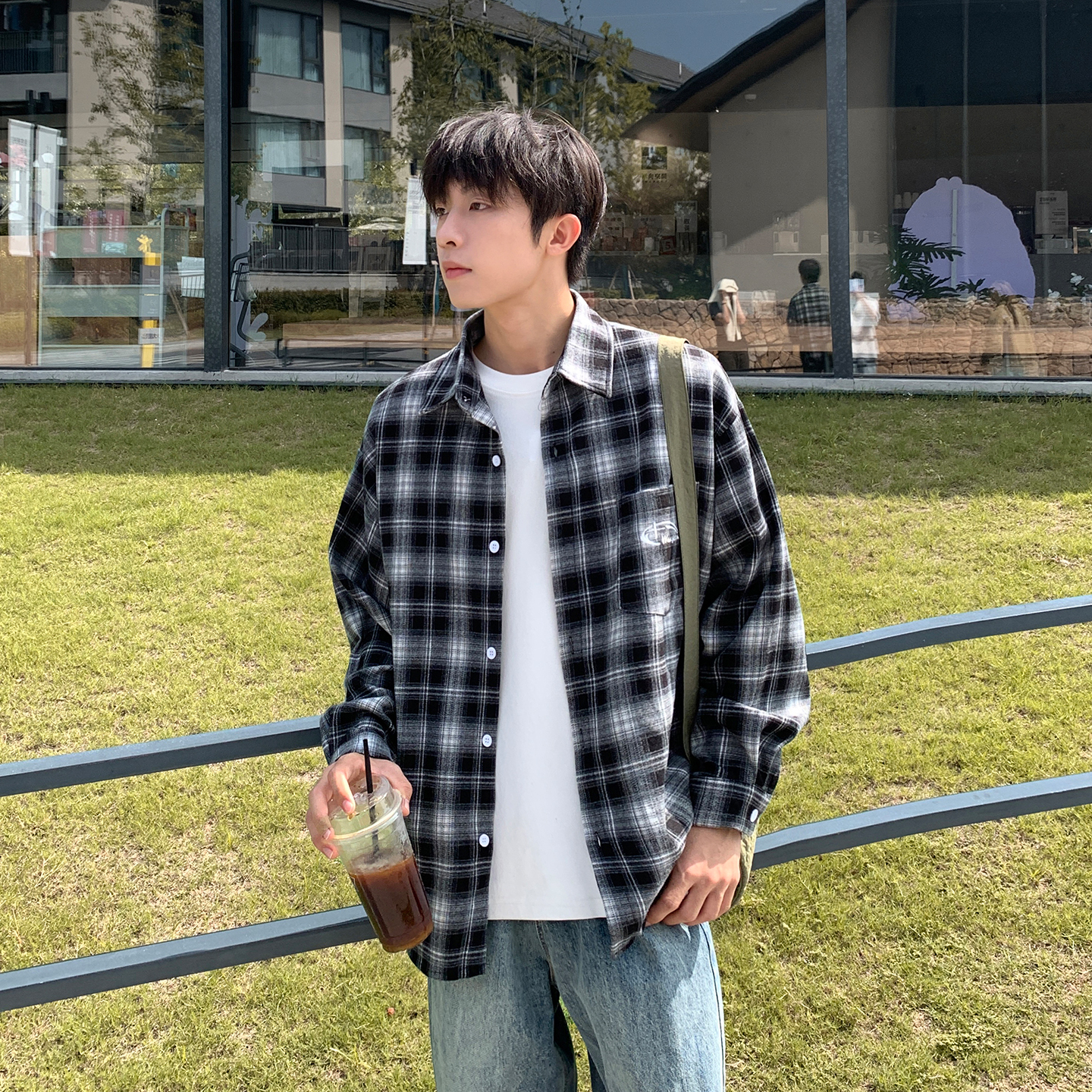 @港仔文艺男 黑白格子衬衫男长袖秋冬日系青少年休闲翻领衬衣外套