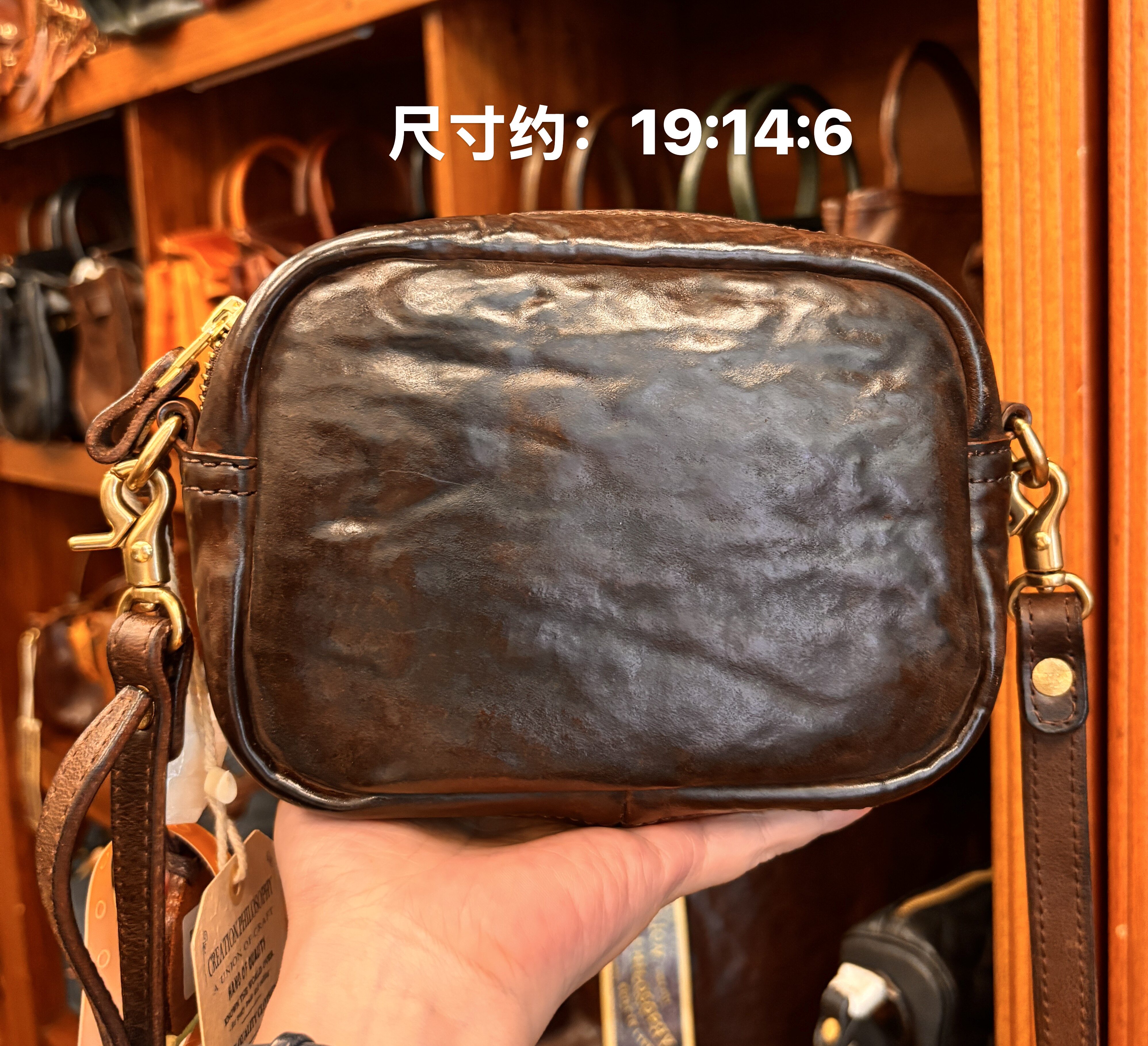 制道马臀皮相机包单肩斜挎包休闲通勤包手机包男女同款L13926C