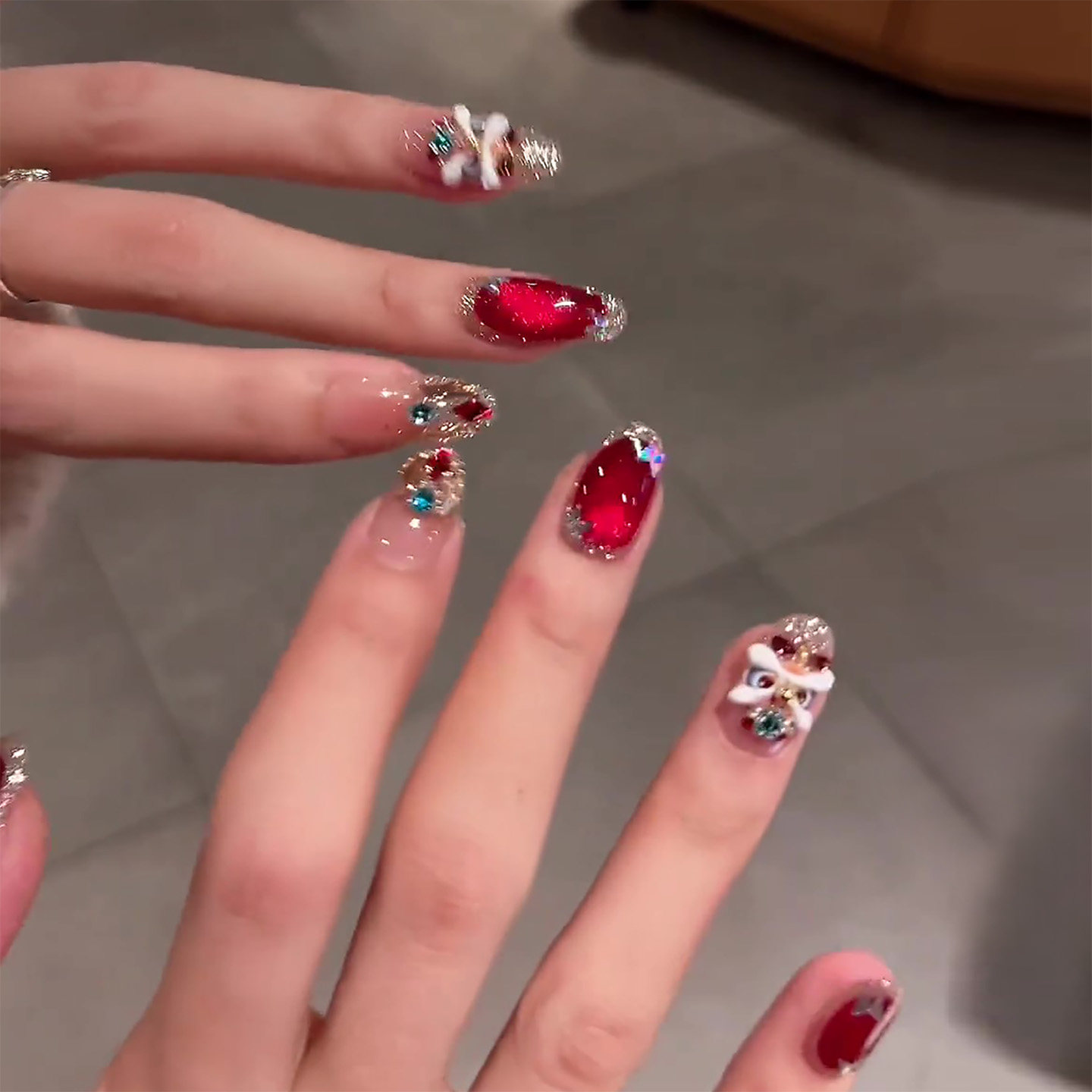 2025年新款新年红醒狮万事大吉显白美甲穿戴甲纯手工氛围感短款,彩妆/香水/美妆工具,穿戴甲/甲片,淘宝优惠券,粉丝福利购,淘宝优惠卷