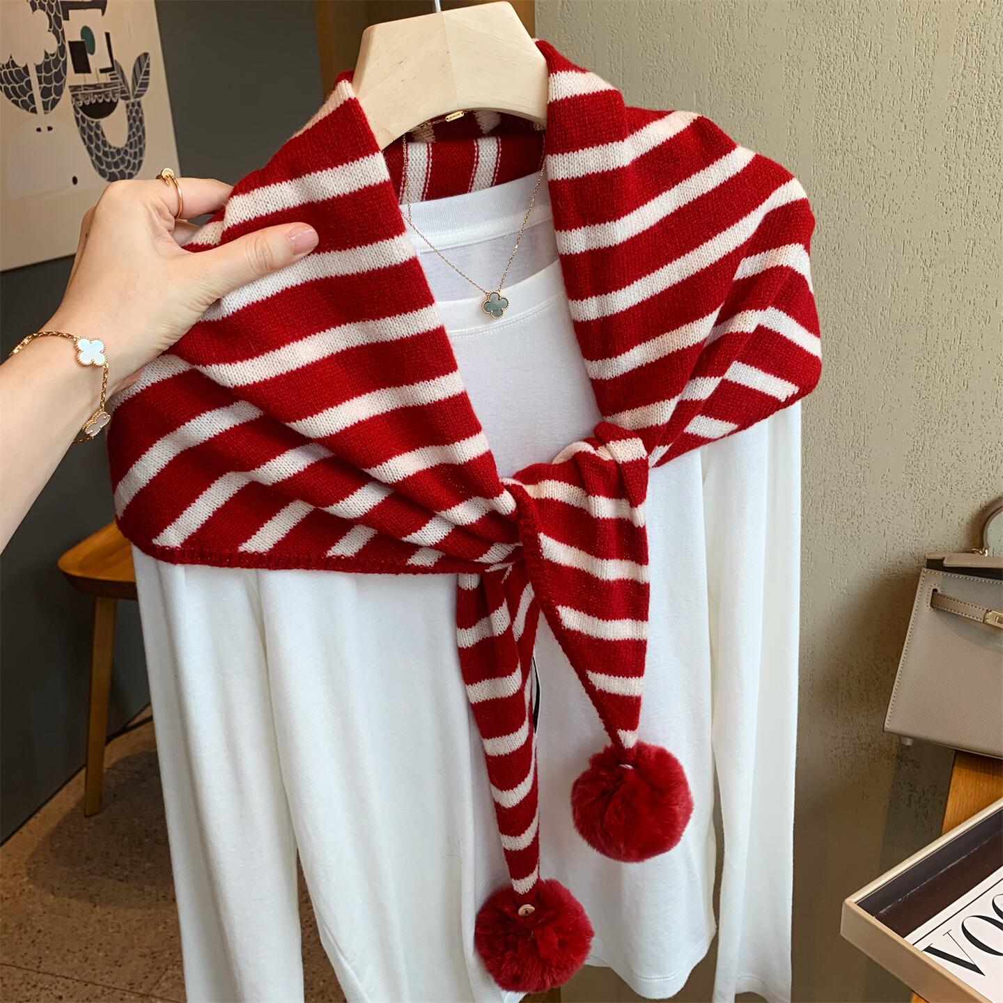 圣诞红100%羊毛披肩围巾女秋冬季韩版百搭条纹球球保暖三角巾围脖