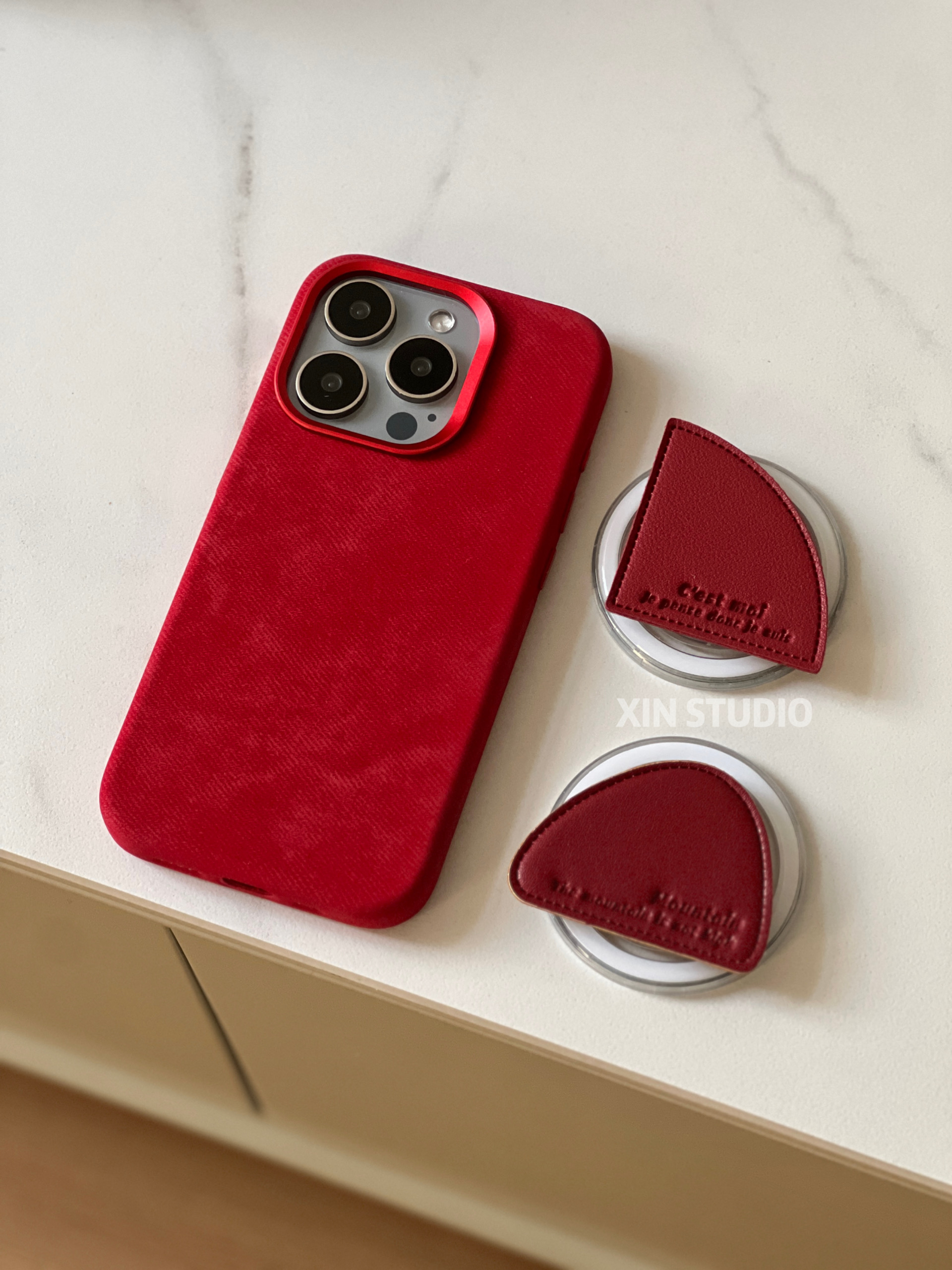 红色超细纤维适用于iPhone手机壳15Promax苹果14plus磁吸13硬壳12