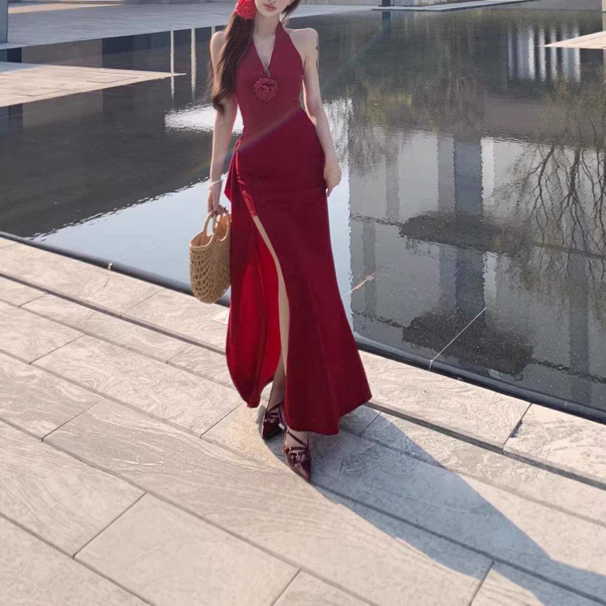 法式感气质挂脖连衣裙女2026夏季新款名媛露背收腰修身开叉长裙子