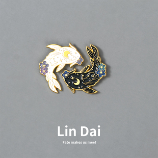 卡通情侣月亮锦鲤胸针可爱日系胸花金属徽章学生包包配饰扣针男女