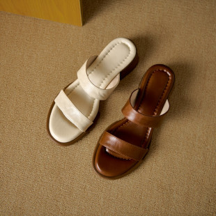 2026新款真皮露趾粗跟一字带凉拖鞋女中跟一脚蹬软底不累脚夏外穿