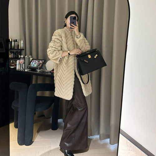 中长版人字纹环保皮草女