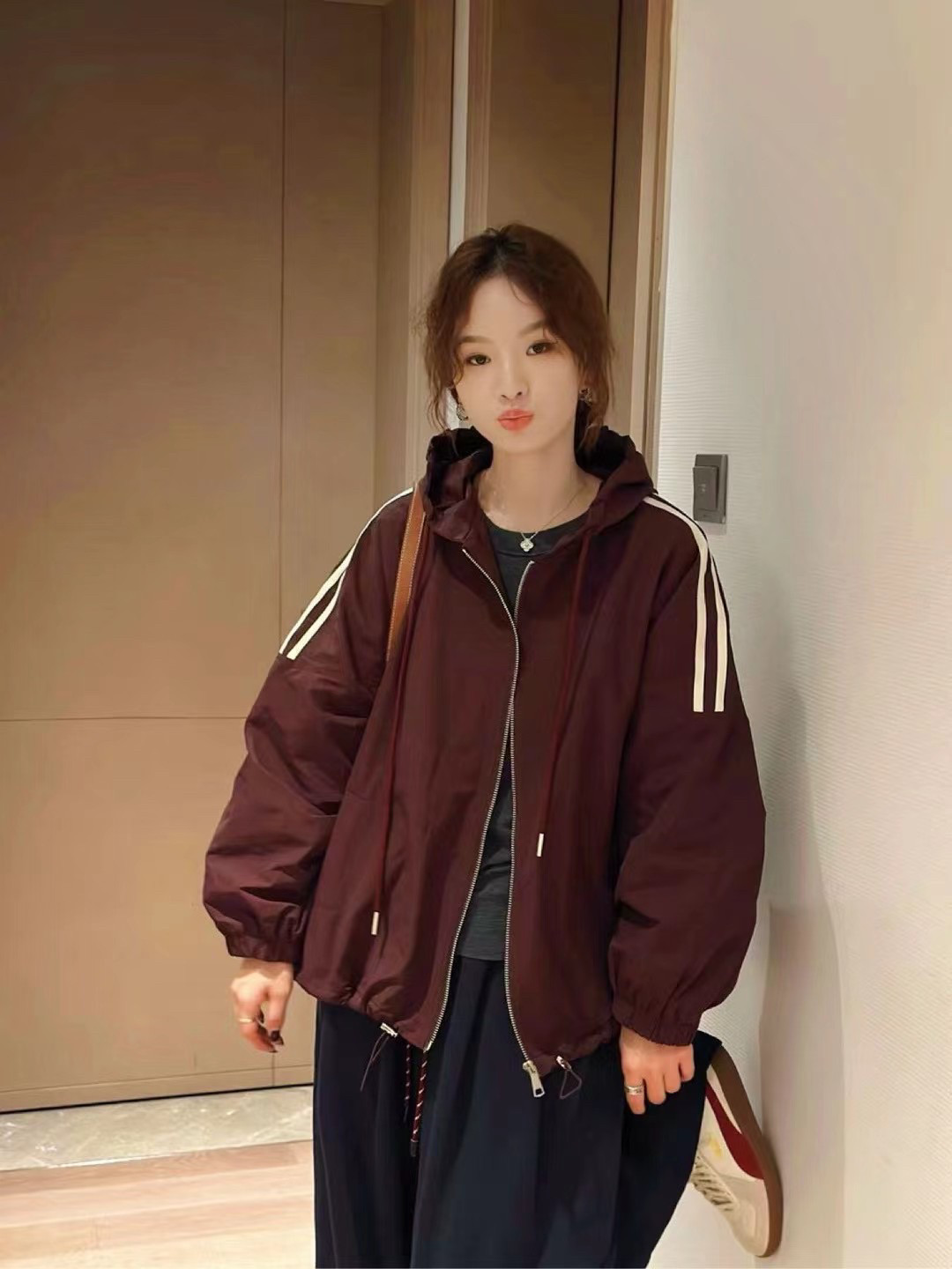 小黑卷带帽夹棉外套2024冬装新款休闲拼白条黑色棒球服女